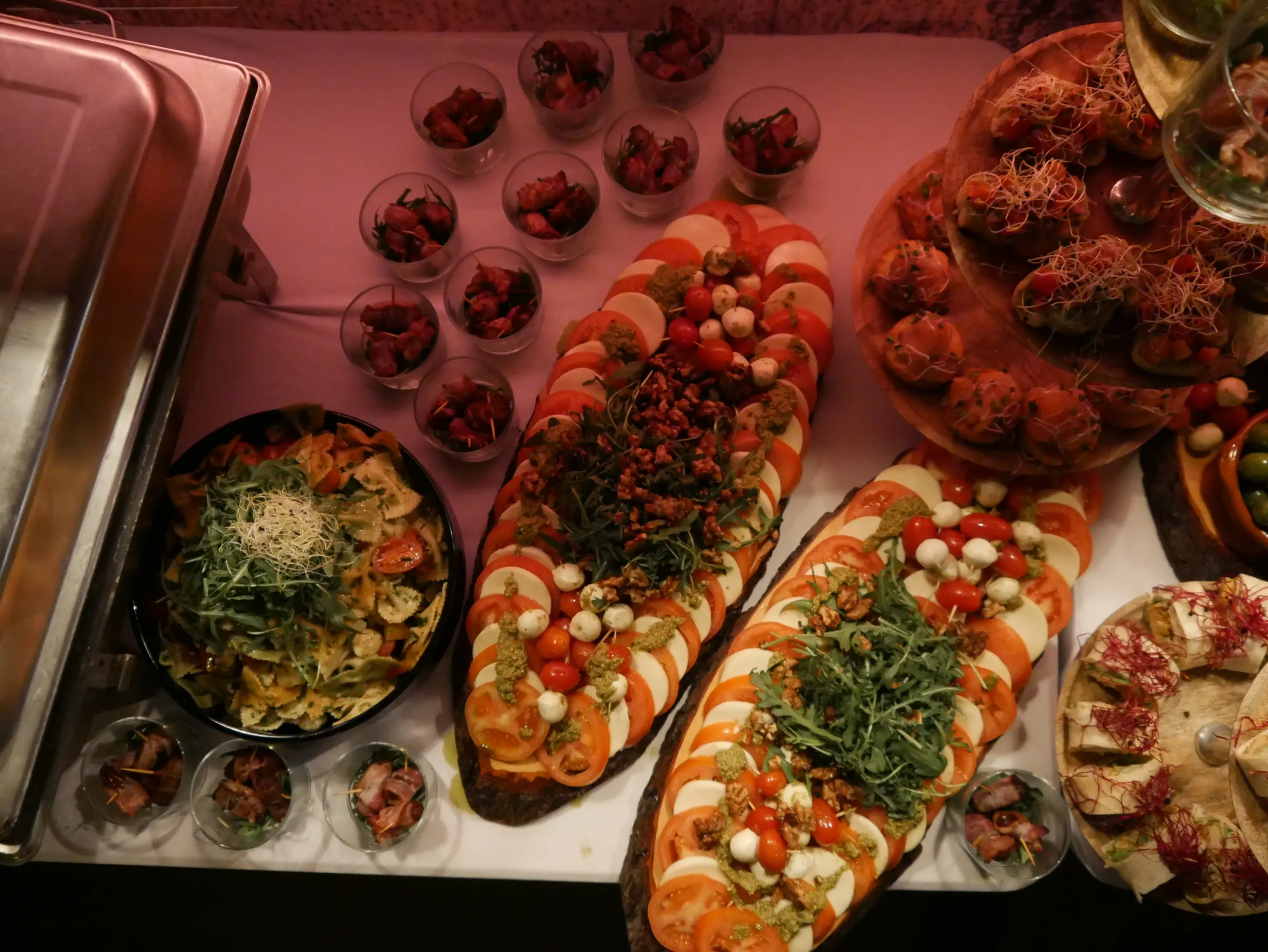 Antipasti-Platten mit Caprese, Nudelsalat und Bruschetta von oben