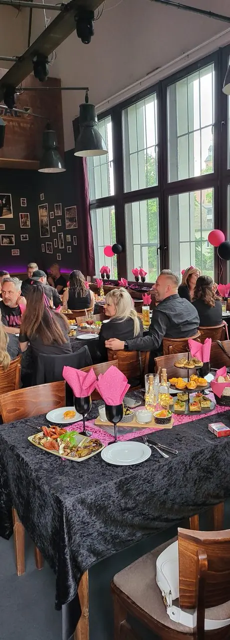 Gäste an einer festlich dekorierten Tafel bei einer privaten Feier