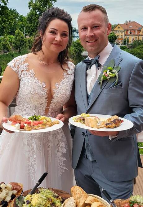 Braut und Bräutigam mit Catering-Spezialitäten bei Hochzeit in Brandenburg