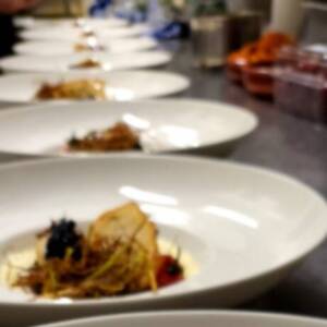 Mediterranes Buffet mit verschiedenen Antipasti und Fingerfood-Spezialitäten