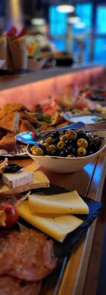 Mediterranes Antipasti-Buffet mit Oliven und Käse-Spezialitäten