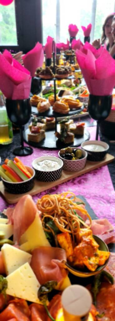 Kreatives Dessert-Buffet mit verschiedenen süßen Spezialitäten für Hochzeiten und Feiern