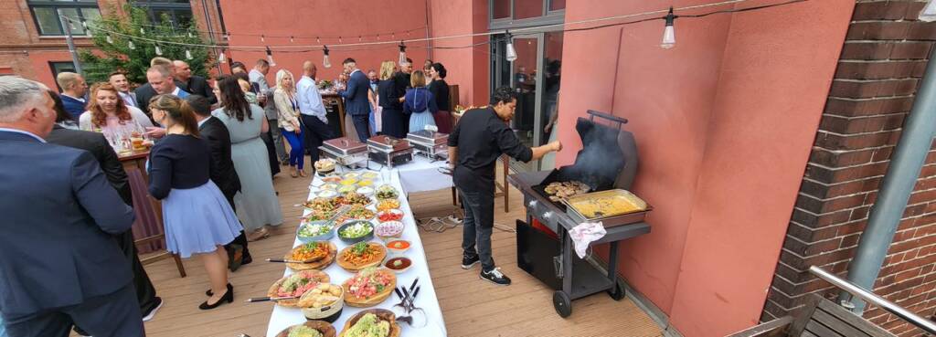 Outdoor Event mit Dessert-Station und Buffet-Landschaft in Brandenburg